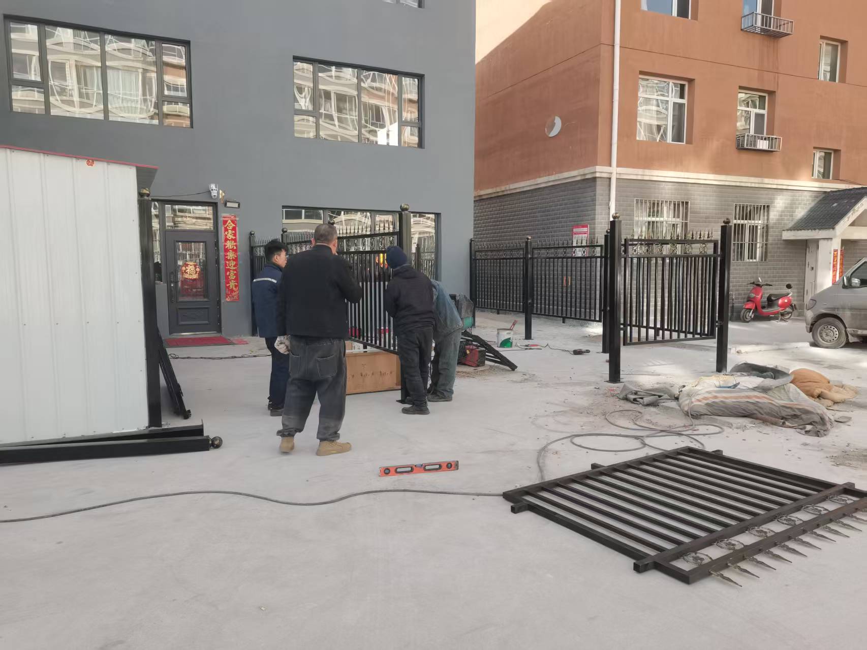 榮江一嘉晨小區(qū)護(hù)欄安裝